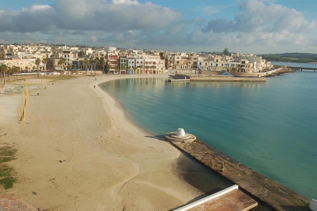 Water'S Edge Hotel Birżebbuġa Extérieur photo