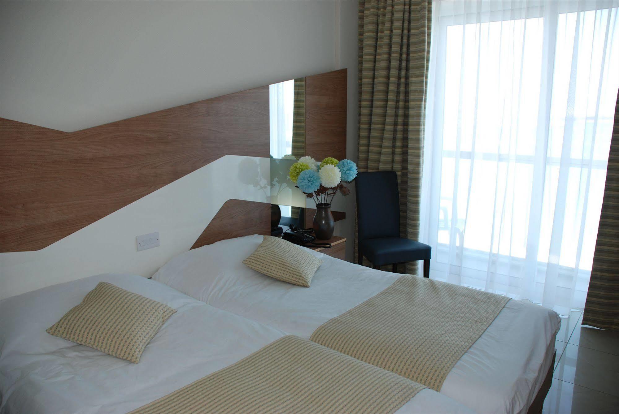 Water'S Edge Hotel Birżebbuġa Extérieur photo